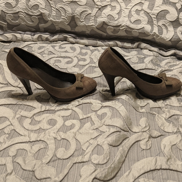 Nine West size 8 tan suede Alvar pumps - Picture 7 of 9